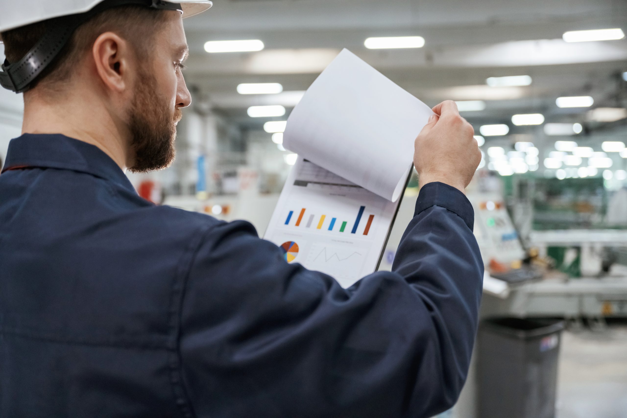 technicien qui fait un audit